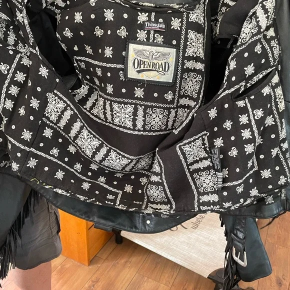 Leather jacket with fringe - Picture 2 of 3